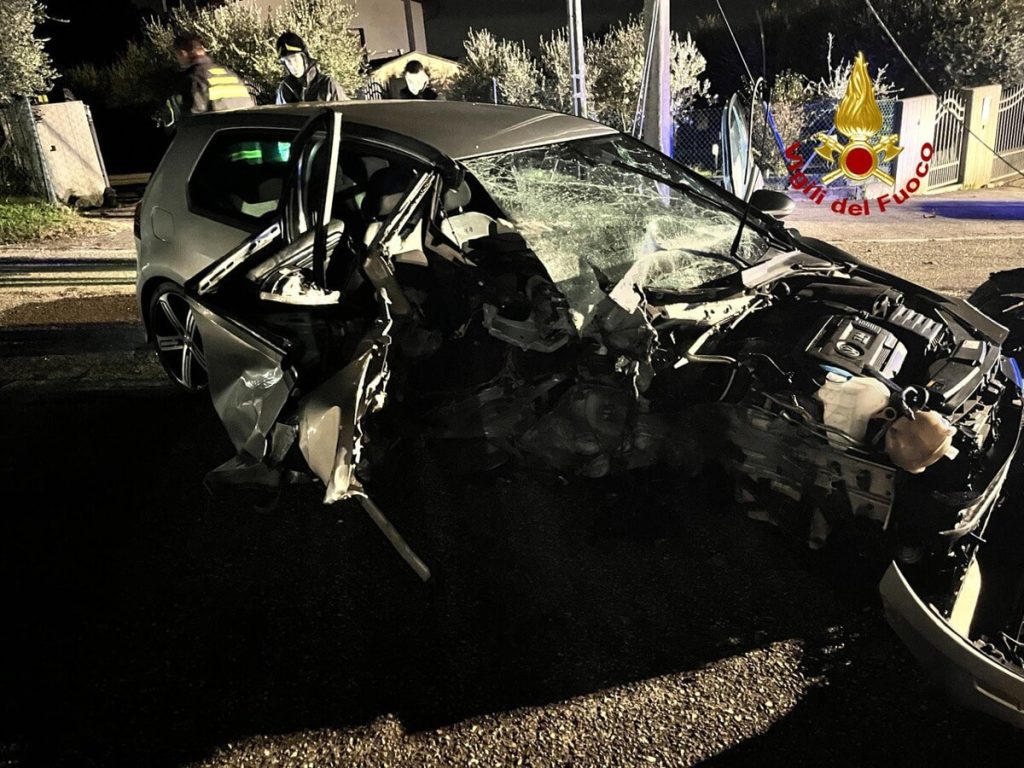 Si schianta con l'auto contro un palo della luce, ferito il conducente