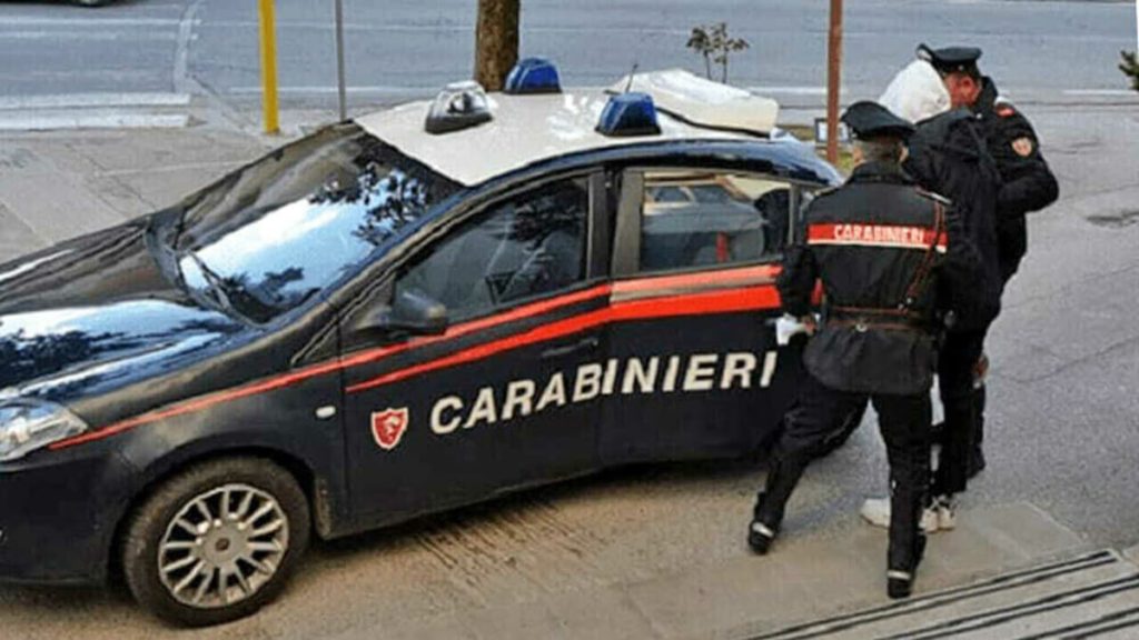 Dà in escandescenze al bar, aggredisce gli avventori e i carabinieri intervenuti: arrestato 29enne