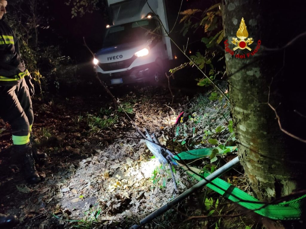 Furgone in bilico sullo strapiombo, passeggeri recuperati dai vigili del fuoco
