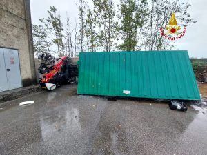 Camion si ribalta durante il caricamento, ferito l'autista