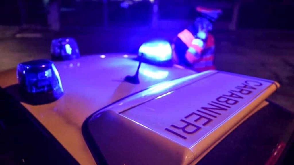 Sfonda a calci la porta del supermercato e ruba dei prodotti: arrestato dopo la fuga