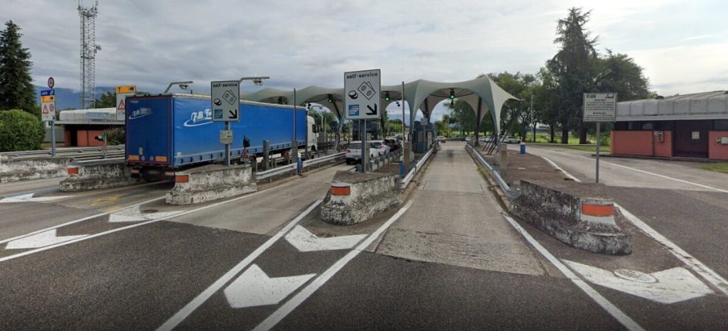Alla vista dei carabinieri tamponano un'auto al casello e fuggono a piedi, ricerche dei malviventi in corso