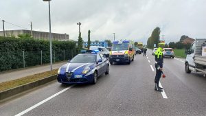 Furgone in manovra urta un disabile in carrozzina: 68enne trasportato in ospedale