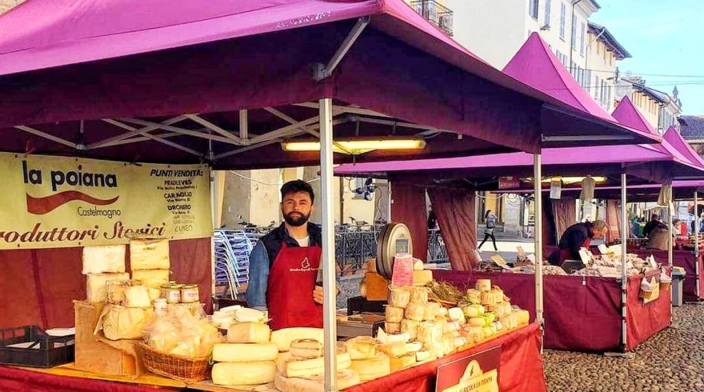 Mercatino regionale con le delizie piemontesi in Piazza dei Signori