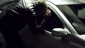 Ruba lo zaino da un'auto e preleva soldi con il bancomat sottratto, denunciato 28enne