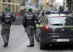 Clandestina impiegata "in nero" come commessa: denunciati sia lei che il titolare