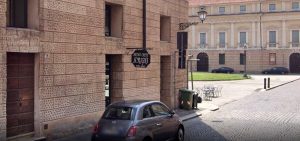 Tentata spaccata in pieno centro, danni a un bar