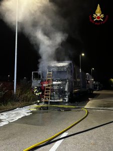 Camion in sosta avvolto dalle fiamme, nessuna persona a bordo