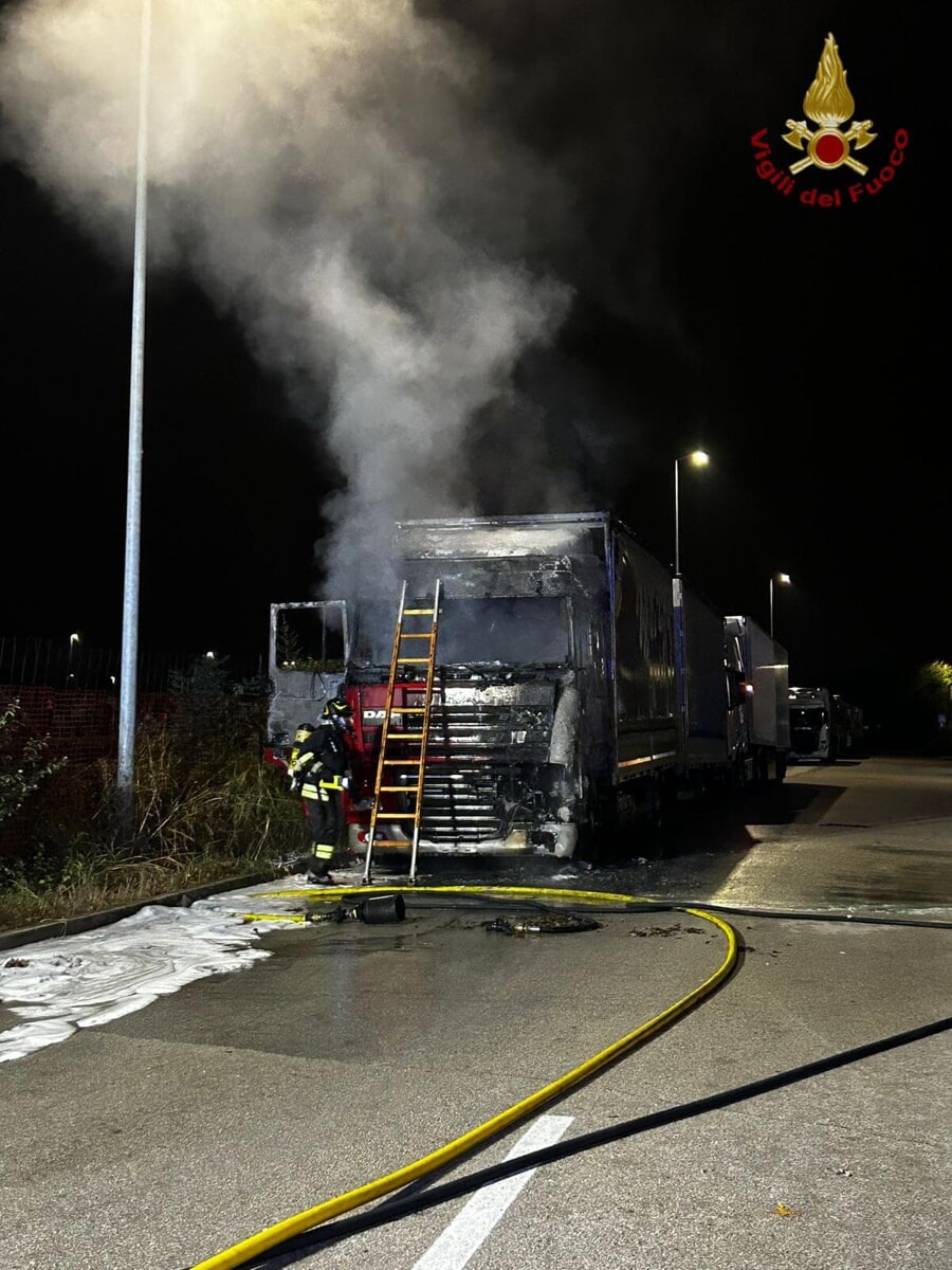 Camion in sosta avvolto dalle fiamme, nessuna persona a bordo