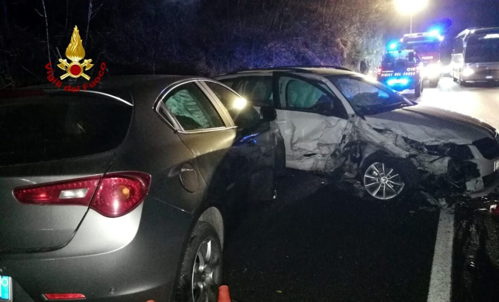 Schianto tra auto lungo la Sp72: feriti lievi