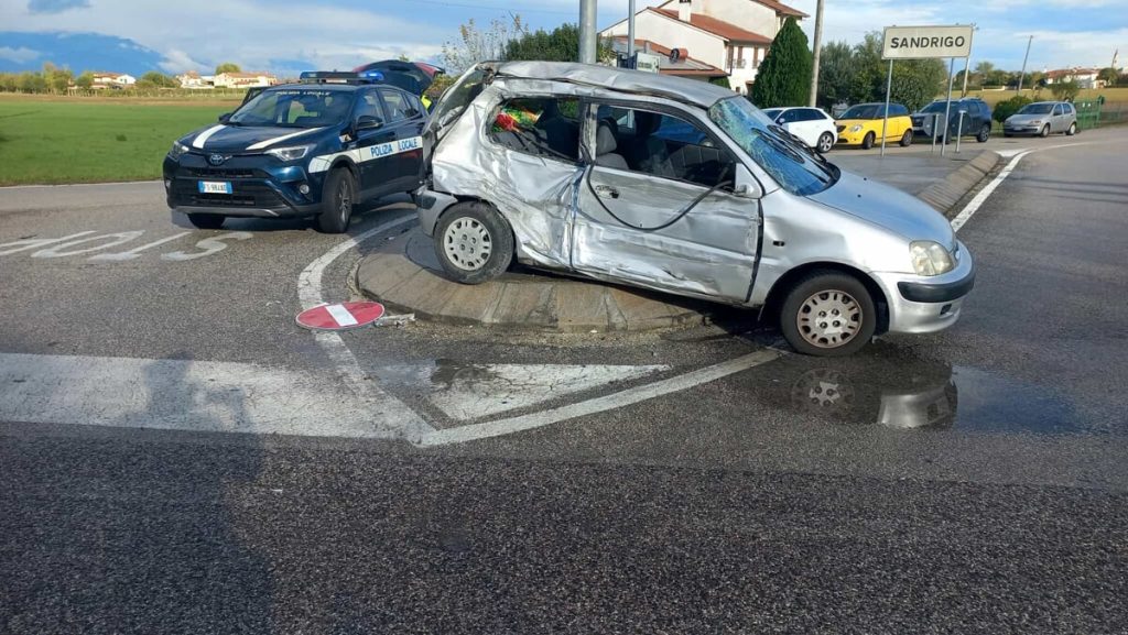 Schianto tra mezzi, auto sbalzata sullo spartitraffico: ferita una 41enne