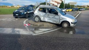 Schianto tra mezzi, auto sbalzata sullo spartitraffico: ferita una 41enne