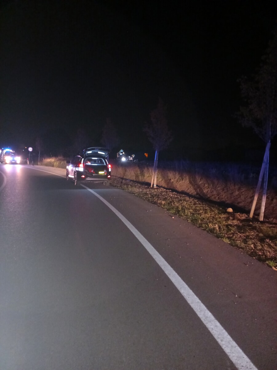 Motociclista esce di strada, è grave