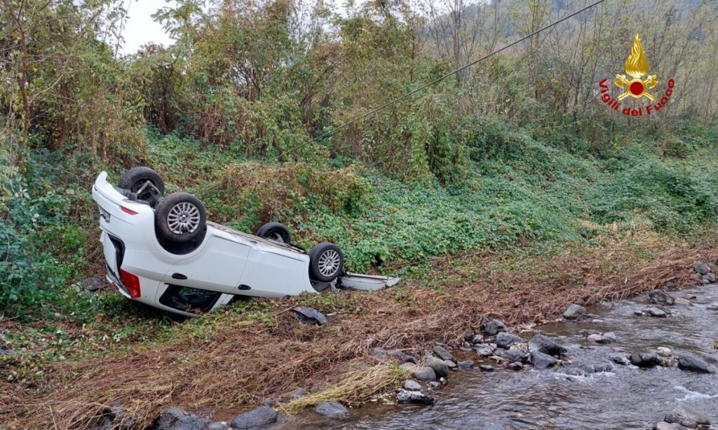 Auto esce di strada e rotola più volte, fine corsa nell'alveo del torrente