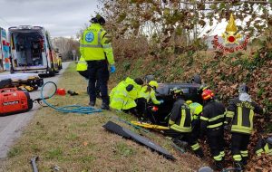 Esce di strada con l'auto e finisce ribaltata in un fossato