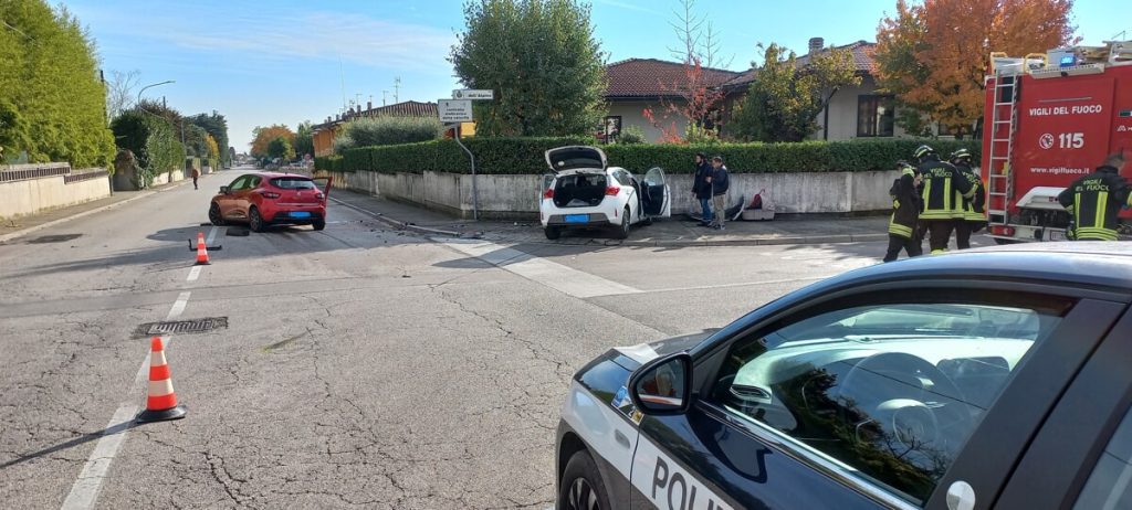 Violento schianto tra auto: cinque feriti