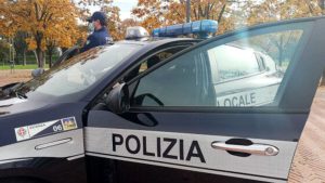 Sottratta una borsa dal cestino di una bicicletta, denunciati due uomini per furto aggravato e possesso di armi
