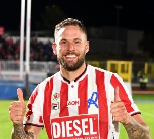 Arzignano Valchiampo-LR Vicenza: De Col e la dedica speciale al vigile del fuoco