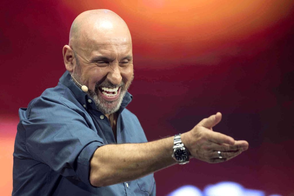 Lo scoppiettante show di Maurizio Battista 'Ai miei tempi non era così' al TCVI