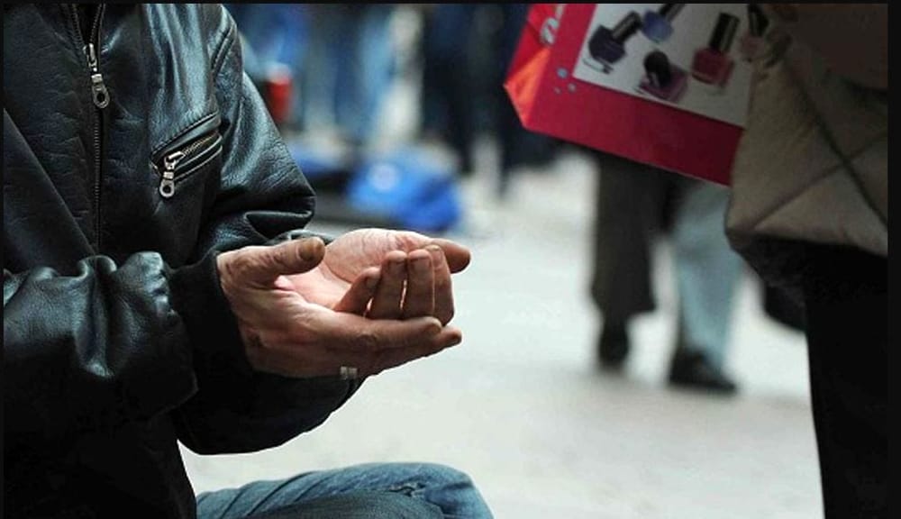 Mendicante molesta anziana signora, scatta il foglio di via