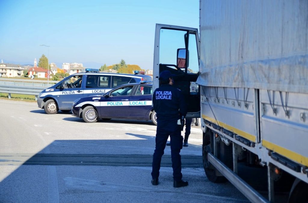 Ubriaco al volante di un autocarro sovraccarico, tasso alcolemico di quattro volte il consentito