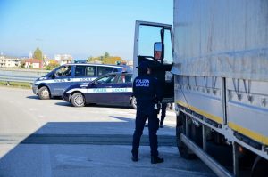 Ubriaco al volante di un autocarro sovraccarico, tasso alcolemico di quattro volte il consentito