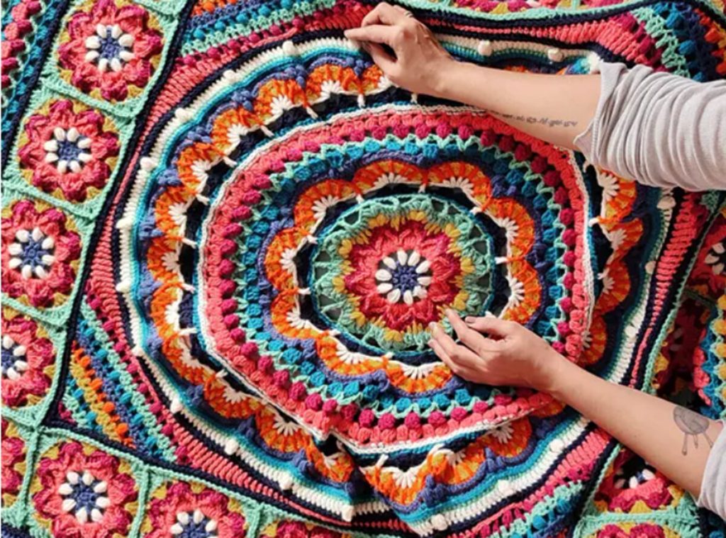 Fleurs... ed io avrò cura di te, un mandala all'uncinetto per Giornata internazionale contro la violenza sulle donne