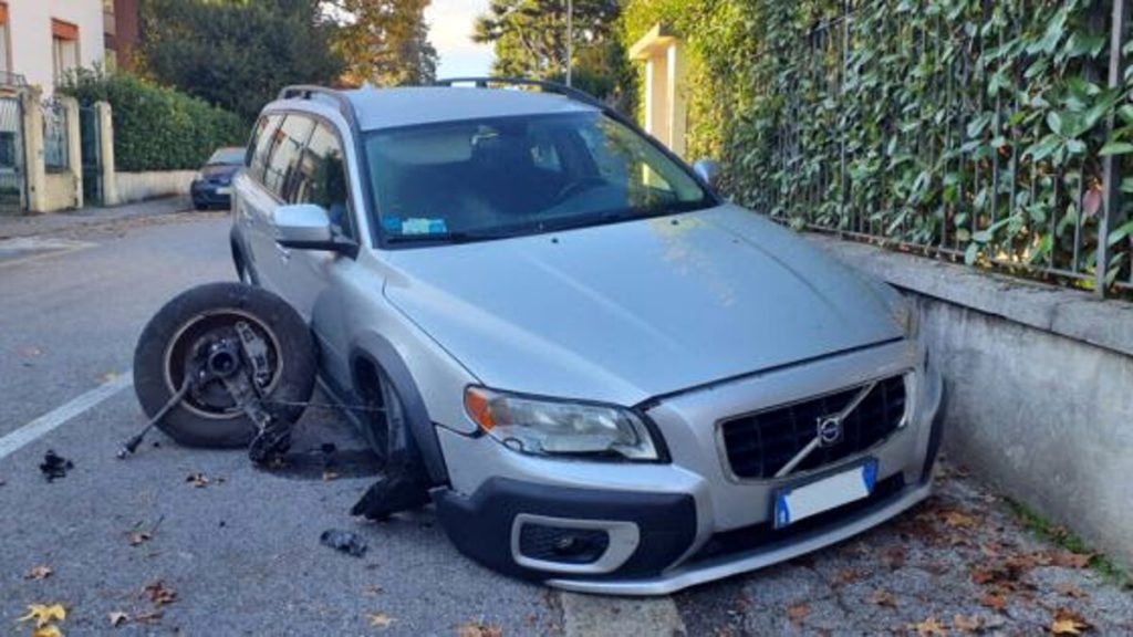 Sbatte contro tre auto in sosta ma nega l'accaduto: la madre lo convince ad ammettere il danno