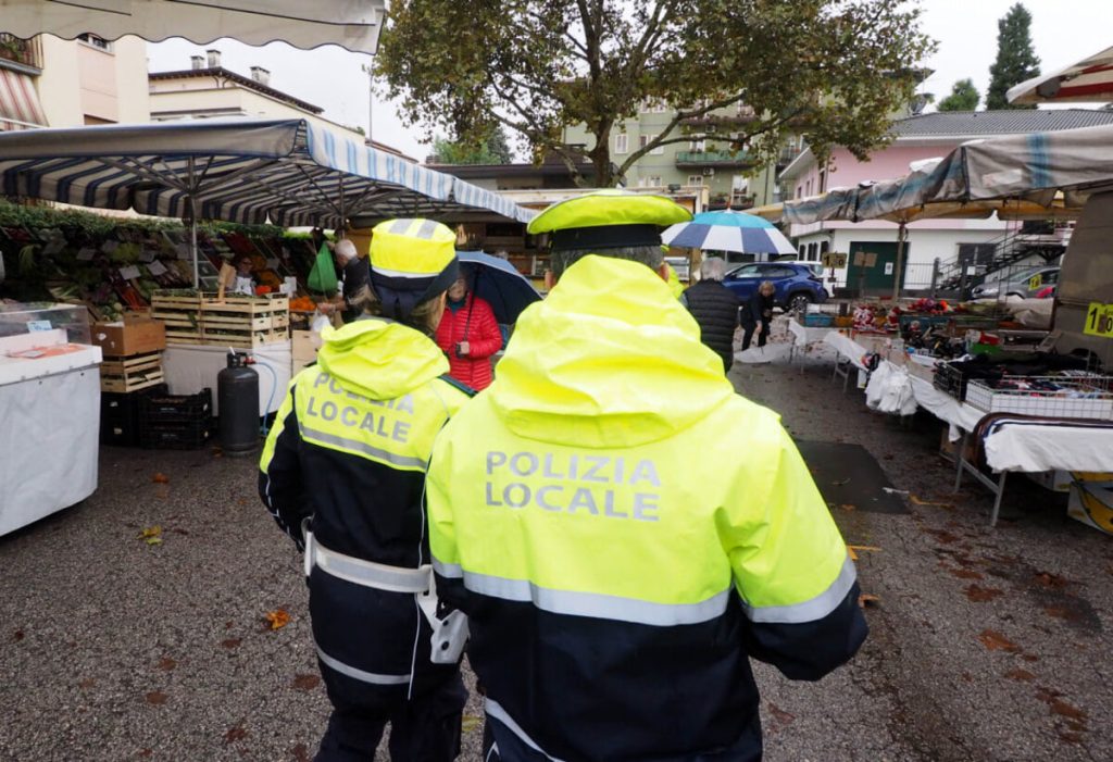 Vigili di quartiere, il nuovo servizio entra nel vivo con due agenti a piedi a rotazione da lunedì a sabato