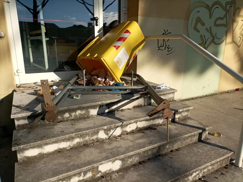 Vandalismi alla scuola media, i due colpevoli si sono costituiti: sono due ragazzini