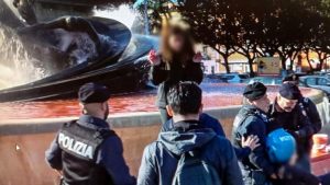 Vernice nella fontana dei Malavoglia e blocco stradale, dieci attivisti denunciati dalla polizia: anche un vicentino
