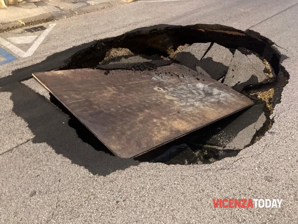 Cede la strada e si crea una voragine: transito bloccato