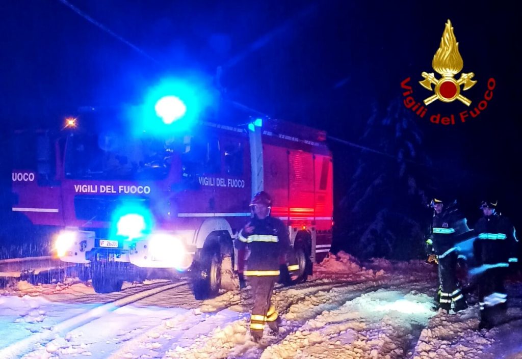 Abbondante nevicata sui monti, auto rimane bloccata: liberata dai vigili del fuoco (VIDEO)