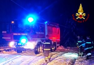 Abbondante nevicata sui monti, auto rimane bloccata: liberata dai vigili del fuoco (VIDEO)