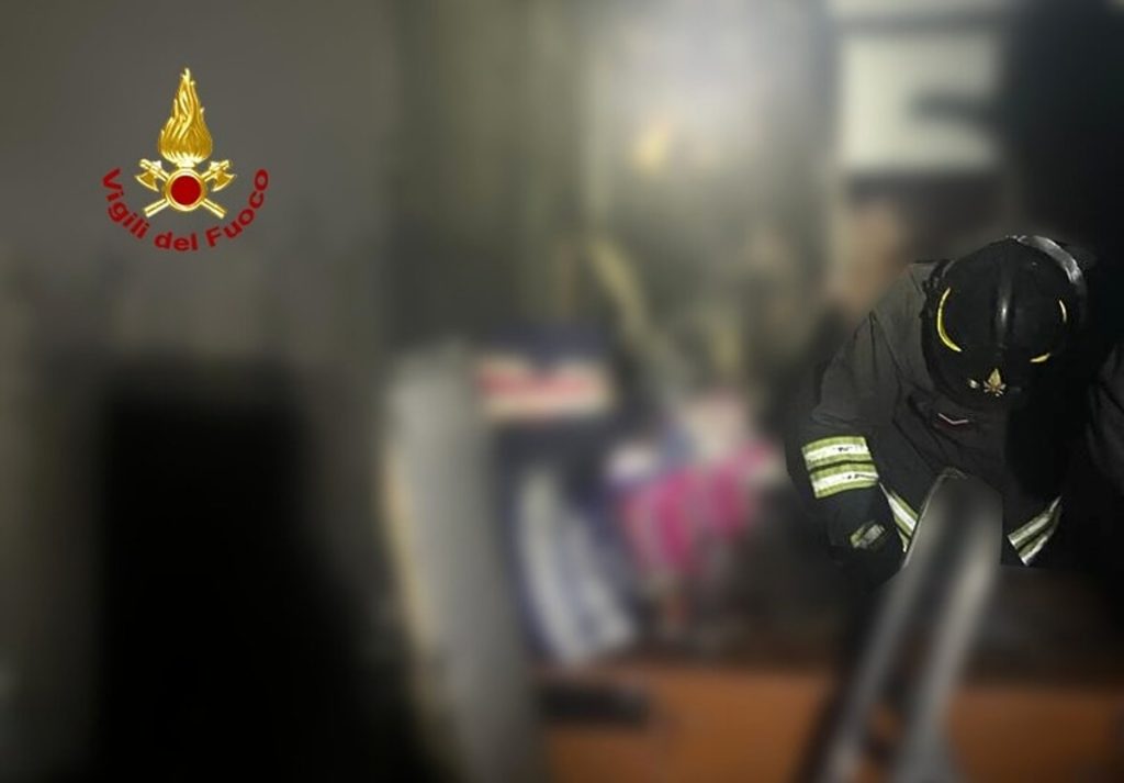 Rogo in uno sgabuzzino, danni da fumo in tutta l'abitazione