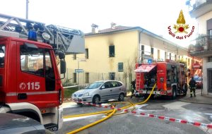 Incendio in un appartamento, ustionato il residente