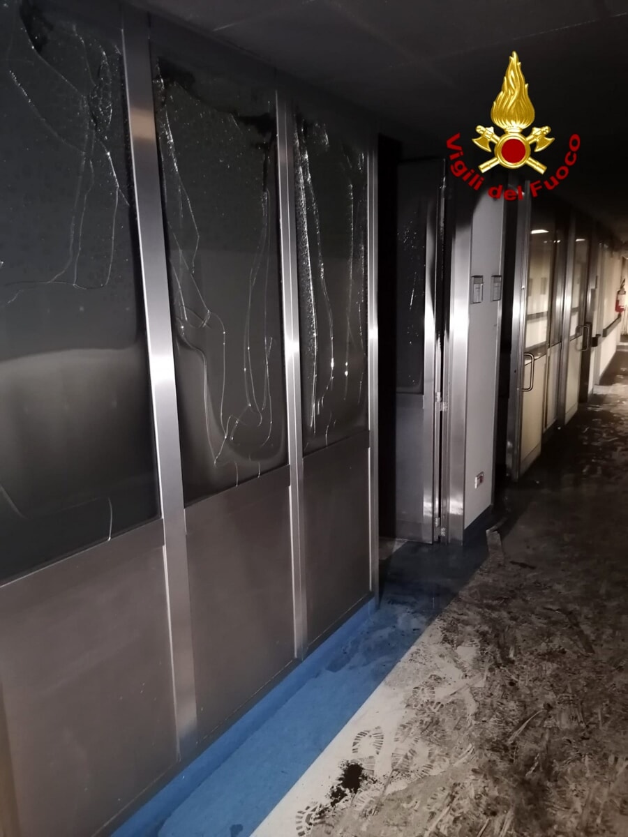 Incendio all'ex ospedale, piano invaso dal fumo