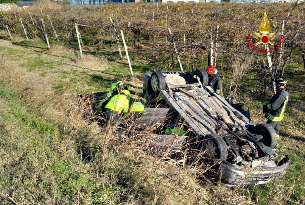 Esce di strada con l'auto che si ribalta nel campo, ferito il conducente