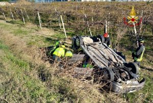 Esce di strada con l'auto che si ribalta nel campo, ferito il conducente