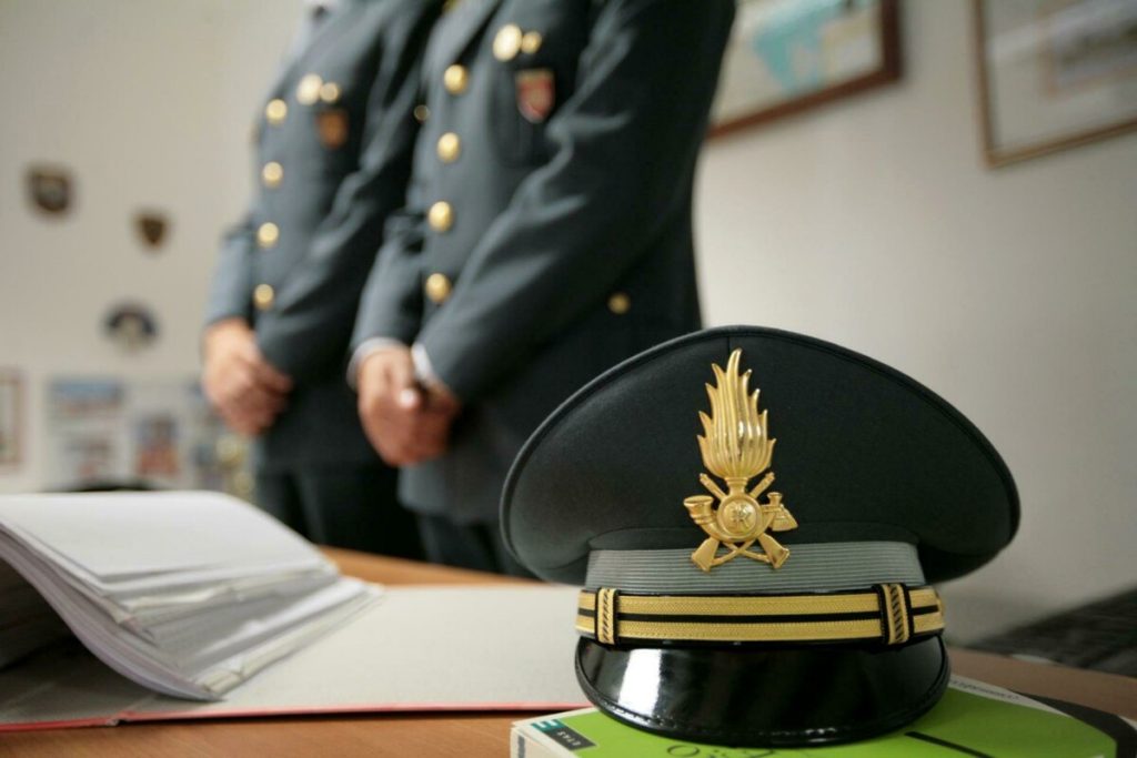 Evento non autorizzato, vendita di prodotti da fumo a minori e slot accese fuori orario