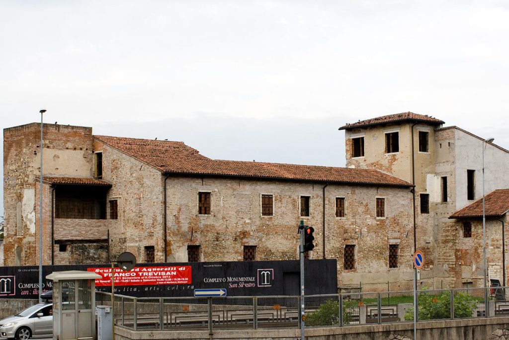 Maxi controllo alla residenza universitaria San Silvestro: sorpresi dieci abusivi tra cui due donne