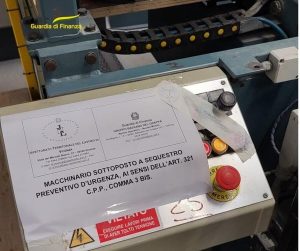 Macchinari senza protezioni di sicurezza, sigilli a  una cartiera
