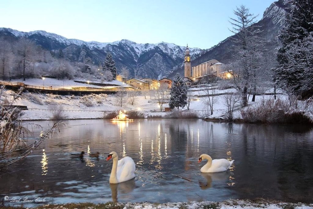 Incanto di Natale a Laghi: mercatino, fuochi, stand gastronomici, una festa domenica e martedì