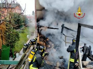 Incendio nella legnaia, il rogo si espande all’abitazione