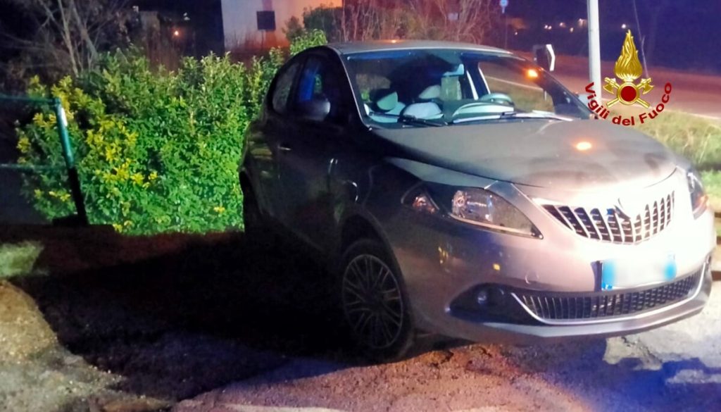 Esce di strada con l’auto e rischia di rovesciarsi sul Tesina