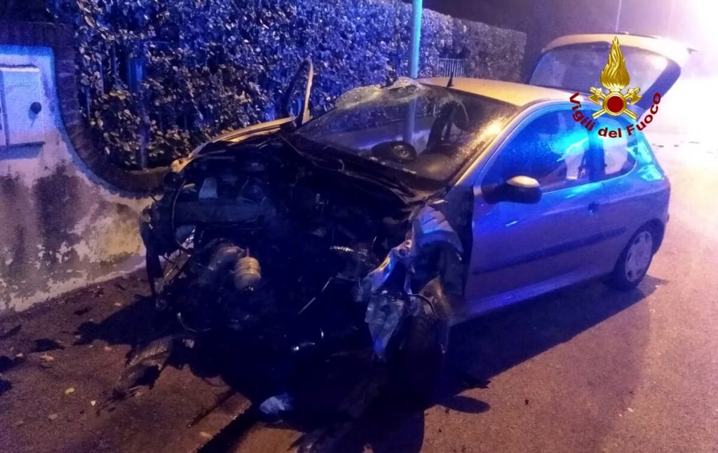 Si schianta con l'auto addosso al muretto di un'abitazione, due feriti ricoverati in ospedale
