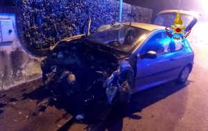 Si schianta con l'auto addosso al muretto di un'abitazione, due feriti ricoverati in ospedale