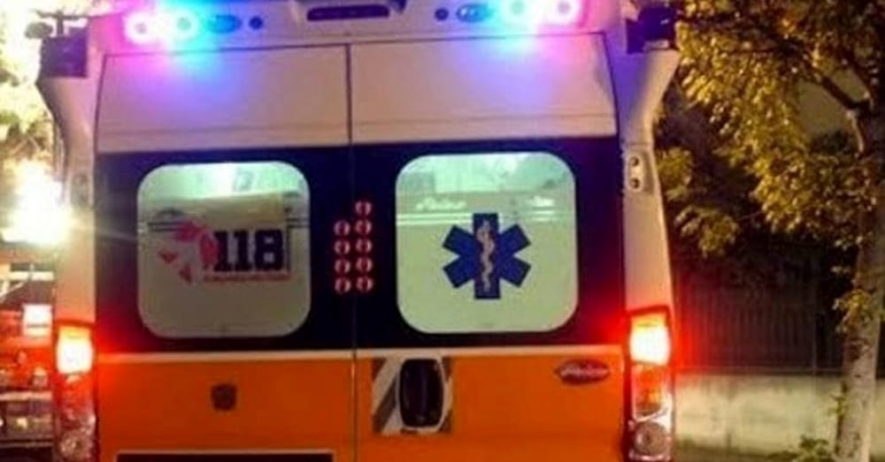 Auto esce di strada: due giovani feriti: uno è grave