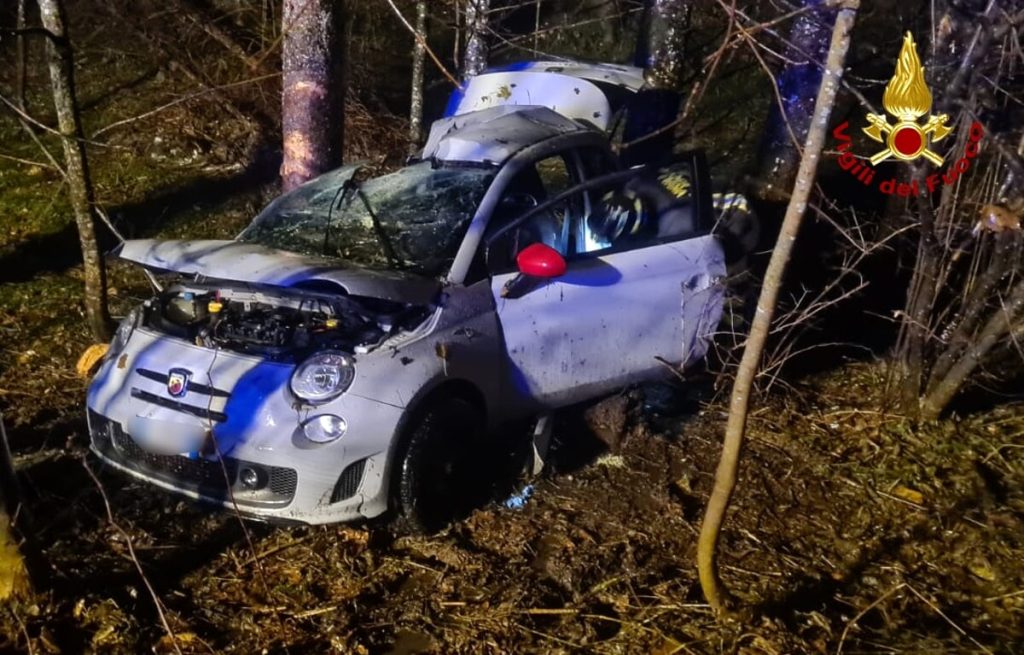 Auto esce di strada e finisce nel bosco: feriti fratello e sorella