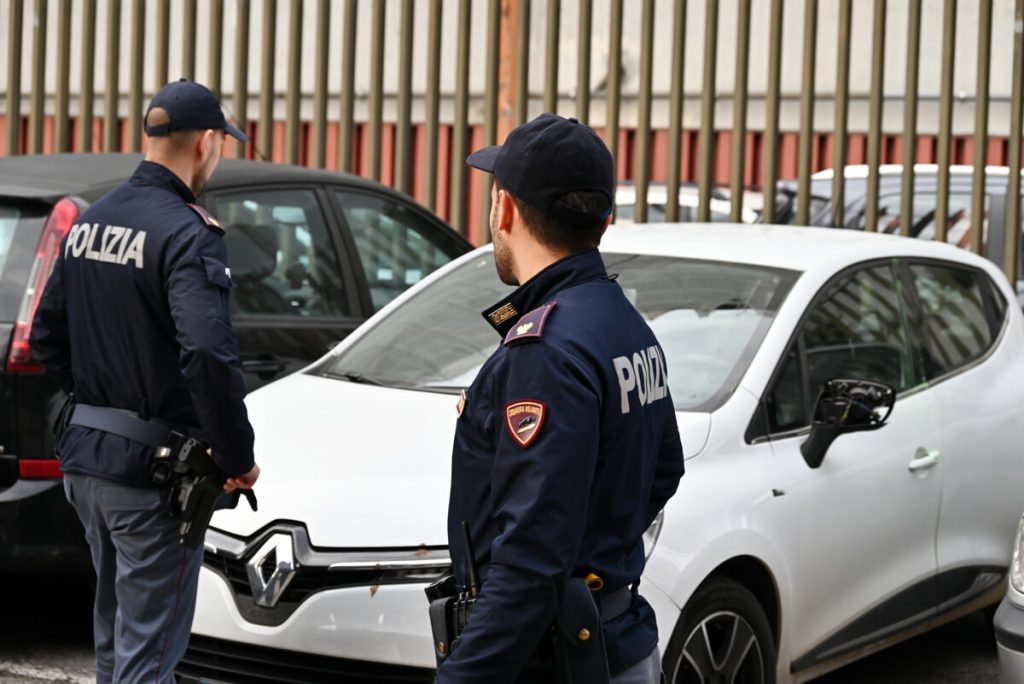 Lascia le chiavi inserite e gli rubano l'auto davanti casa: ladri in fuga abbandonano la vettura